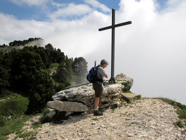 Photograph of the cross at the head of the Passage de l'Aup du Seuil looking north