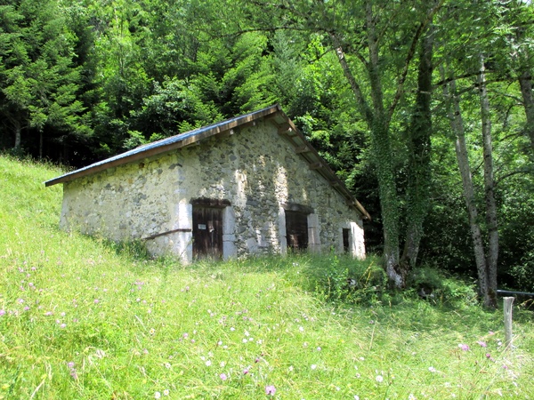 Photograph of a barn passed on the way up to les Echelles de Charminelles on the Grande Sure