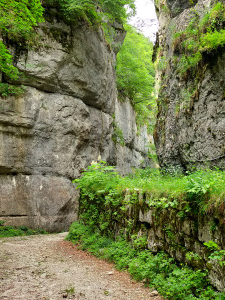 Photograph of the narrow gorge of the Sardinian Way