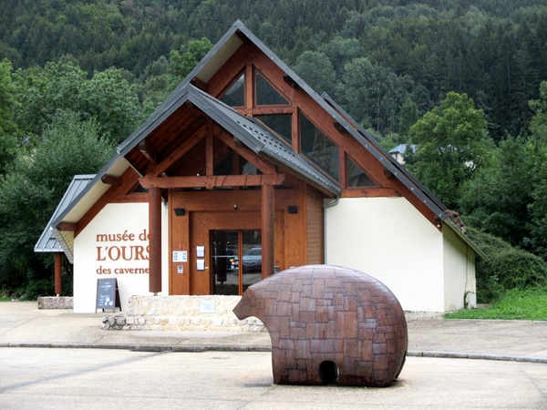 Photograph of the  Musée de l'Ours des Cavernes in Entremont-le-Vieux