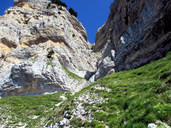 Photograph of the Brèche Paul-Arnoud Gully on Chamechaude from below