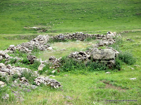 Photograph of ruins of an old habert on l'Alpe