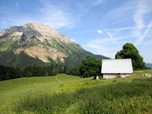 Photograph of the Chalet de l'Emeindra with Chamechaude behind