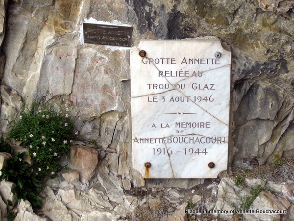 Photograph of the plaque at the entrance to the Grotte Annette