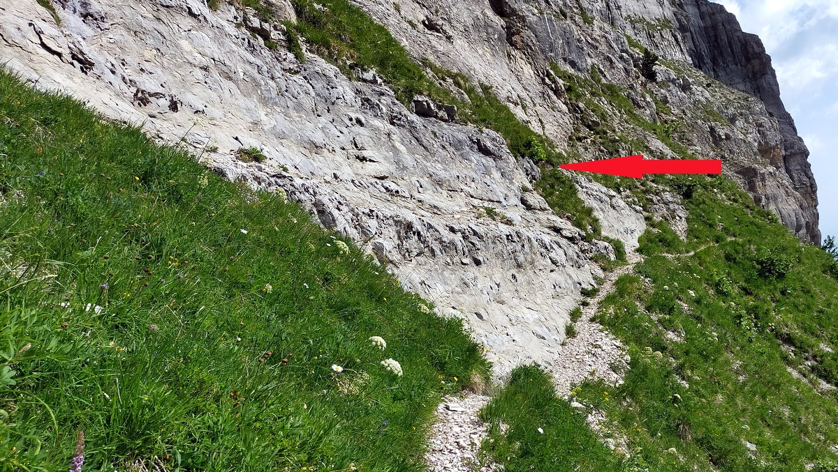 Photograph showing the position of Méga Maxi Marmotte from the corner below Chevalier